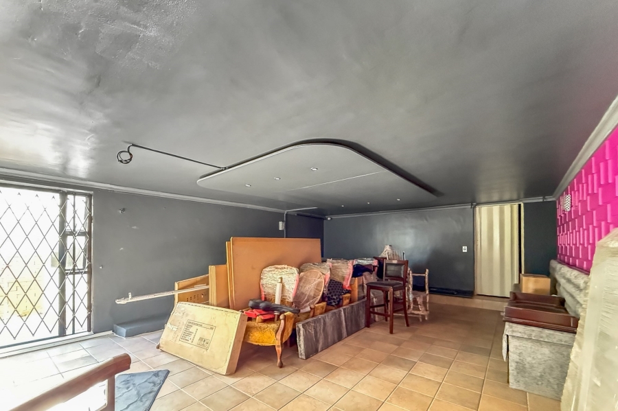 5 Bedroom Property for Sale in Plattekloof Western Cape